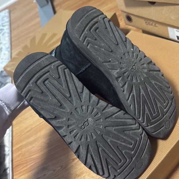 💎UGG Swarovski Crystal Bow Classic Women’s Boots ~ excellent used condition - Picture 3 of 5